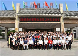 煥廷法律服務集團創(chuàng)始人劉煥廷受邀河南省山東商會會議現(xiàn)場進行《智慧共享 法律護航》企業(yè)普法宣講1.webp.jpg