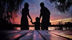 ��͢�f�� | 4��1��������Ů���o���^�и�ĸ���a��